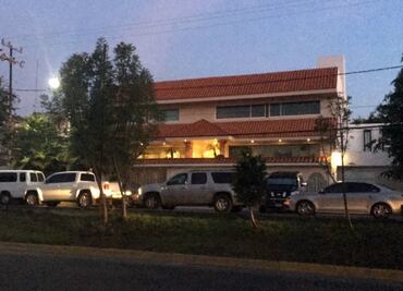 Agentes federales catean domicilio en Ciudad Satélite