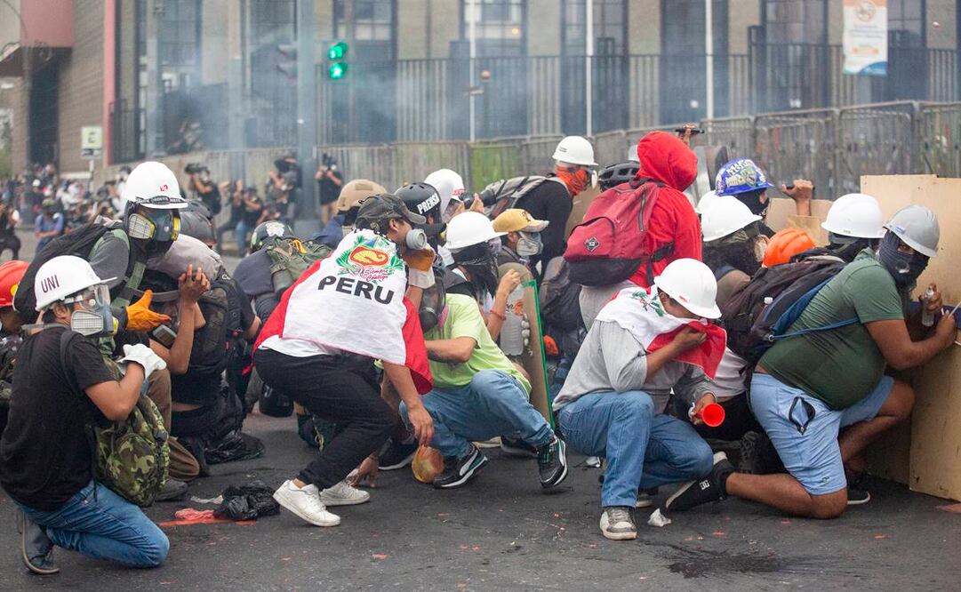 Protestantes en el centro de Lima, durante las manifestaciones del pasado sábado. Foto: Mariana Bazo/Xinhua