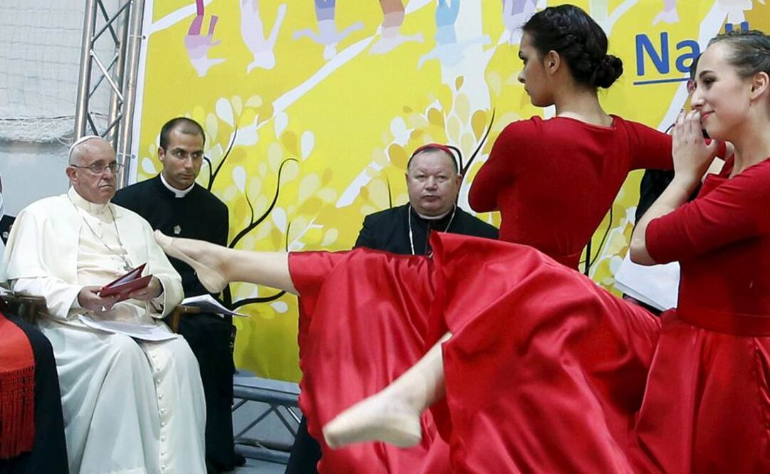 El Papa observa a jóvenes bailando en Sarajevo. Fotografía de Reuters