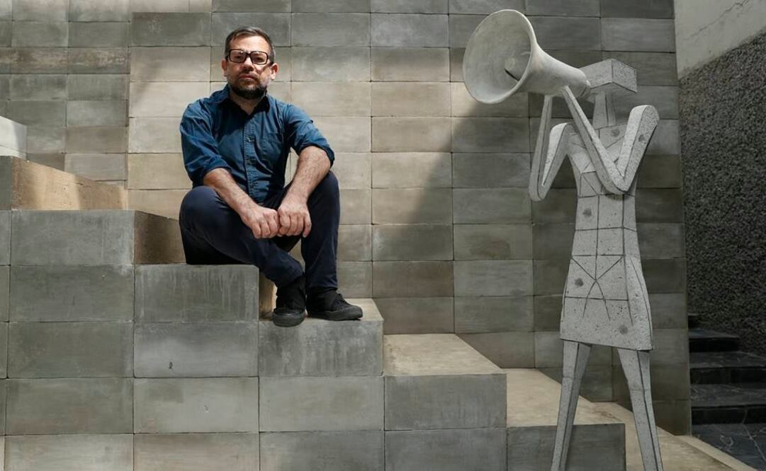 Nacido en la Ciudad de México en 1972, formado como arquitecto en la Universidad Iberoamericana, Pedro Reyes es uno de los protagonistas de la escultura contemporánea en México.