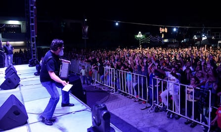 Jojutla baila al ritmo del acordeón de Celso Piña
