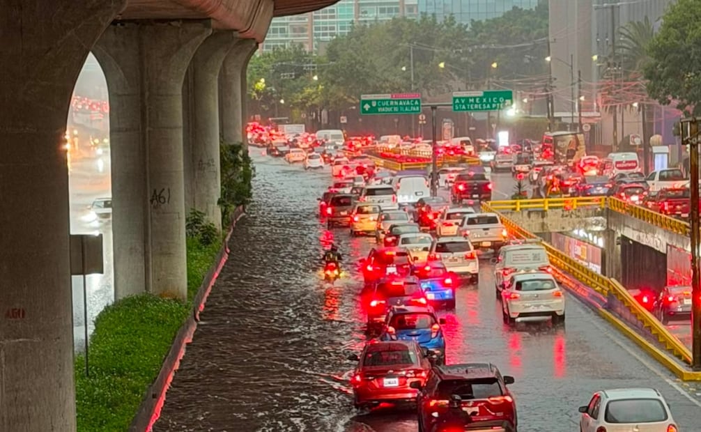 Las fuertes lluvias registradas esta tarde provocaron inundaciones y severos encharcamientos en distintos puntos del sur de la Ciudad de México. | Foto: Especial.