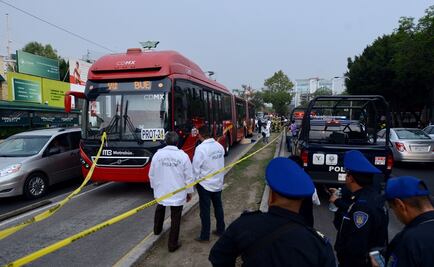 Mujer muere tras ser atropellada por Metrobús