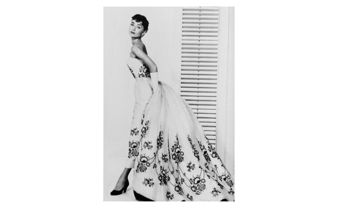 Audrey Hepburn: la actriz destacó por su participación en la película Sabrina, en la que vistió atuendos que actualmente se admiran, como este diseño en blanco y negro firmado por Givenchy.