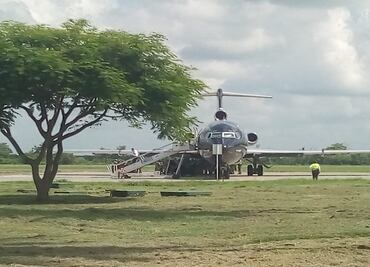 Despega vuelo con haitianos tras retraso en Tapachula
