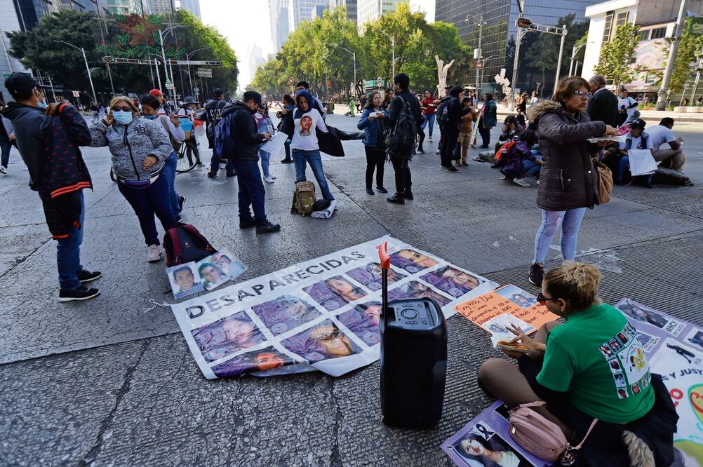 Familiares de personas desaparecidas bloquearon ayer Reforma e Insurgentes para exigir que se les involucre en el plan de búsqueda presentado el viernes en la mañanera. FOTO: FERNANDA ROJAS/EL UNIVERSAL