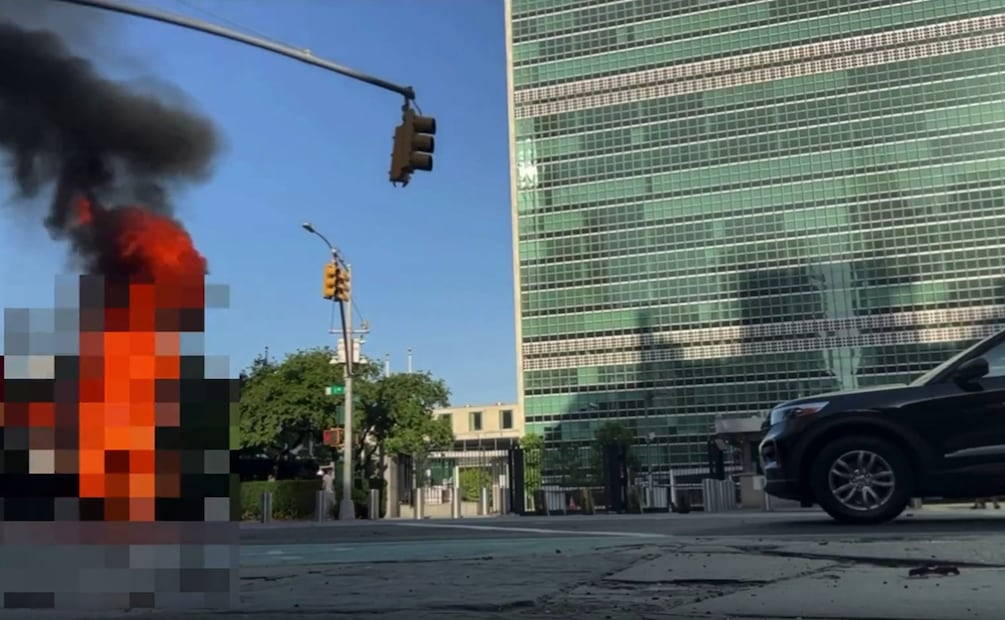 Un hombre se prendió fuego frente a la sede de Naciones Unidas en Nueva York el jueves y murió a causa de sus heridas, informó la policía. Foto: Tomada de Video