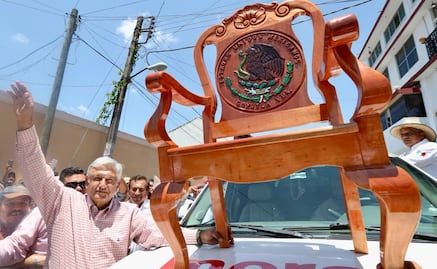 Regalan silla presidencial de madera a AMLO en Papantla