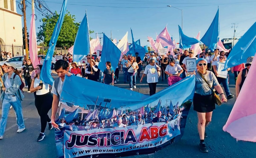 Familiares de los menores fallecidos en el incendio de la Guardería ABC y sobrevivientes de la tragedia realizaron una marcha y demandaron no olvidar lo ocurrido. Foto: AMALIA ESCOBAR, EL UNIVERSAL