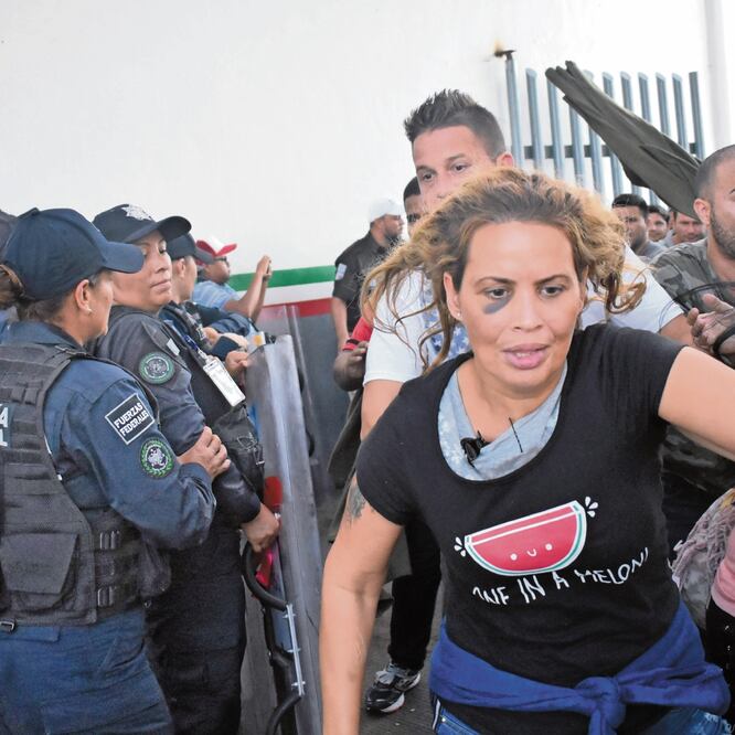 Cubanos que se encontraban en la Estación Migratoria Siglo XXI dieron portazo y se fugaron. La Policía Federal no impidió el escape. DAMIÁN SÁNCHEZ. CUARTOSCURO