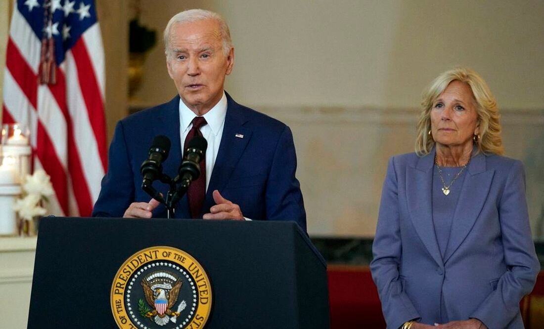 Joe Biden, acompañado por Jill en la Casa Blanca, durante el primer aniversario del tiroteo en la escuela de Uvalde, Texas. Foto: AP