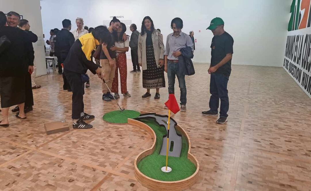 Jaime Ruíz Martínez lleva el minigolf al Museo con réplicas miniatura de íconos de Chapultepec. Foto: Frida Juárez / EL UNIVERSAL