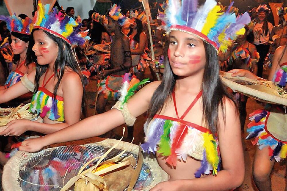 Los tocados hechos de plumas Palmas. —Olvídense de Nueva eran el accesorio que no falta (TOMADO DE INTERNET)