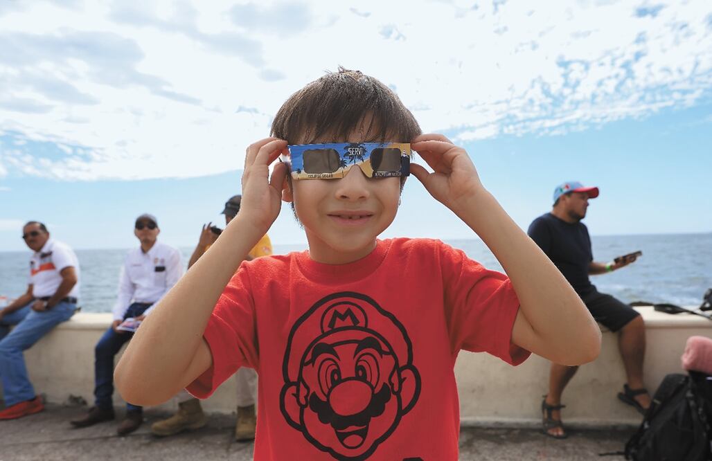 Se preparan en Mazatlán para recibir el Eclipse de Sol 2024.
Foto: EL UNIVERSAL / Gabriel Pano