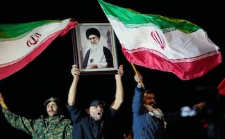 Ali Khameneí, líder supremo iraní, decidió quedarse en su lugar de trabajo pese al riesgo; "se sacrificó por Irán", dice portavoz