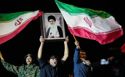 Ali Khameneí, líder supremo iraní, decidió quedarse en su lugar de trabajo pese al riesgo; "se sacrificó por Irán", dice portavoz