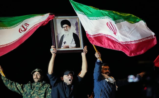 Ali Khameneí, líder supremo iraní, decidió quedarse en su lugar de trabajo pese al riesgo; "se sacrificó por Irán", dice portavoz