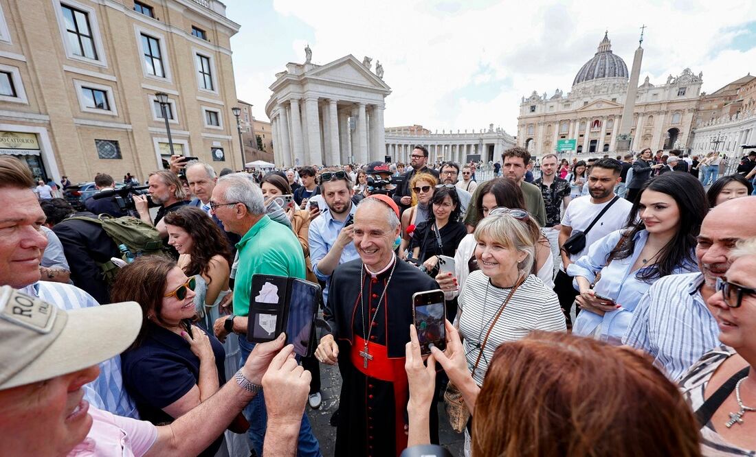 El cardenal  Jean-Paul Vesco, al salir de las Congregaciones Generales, en la Plaza de San Pedro, en el Vaticano. FOTO: EFE