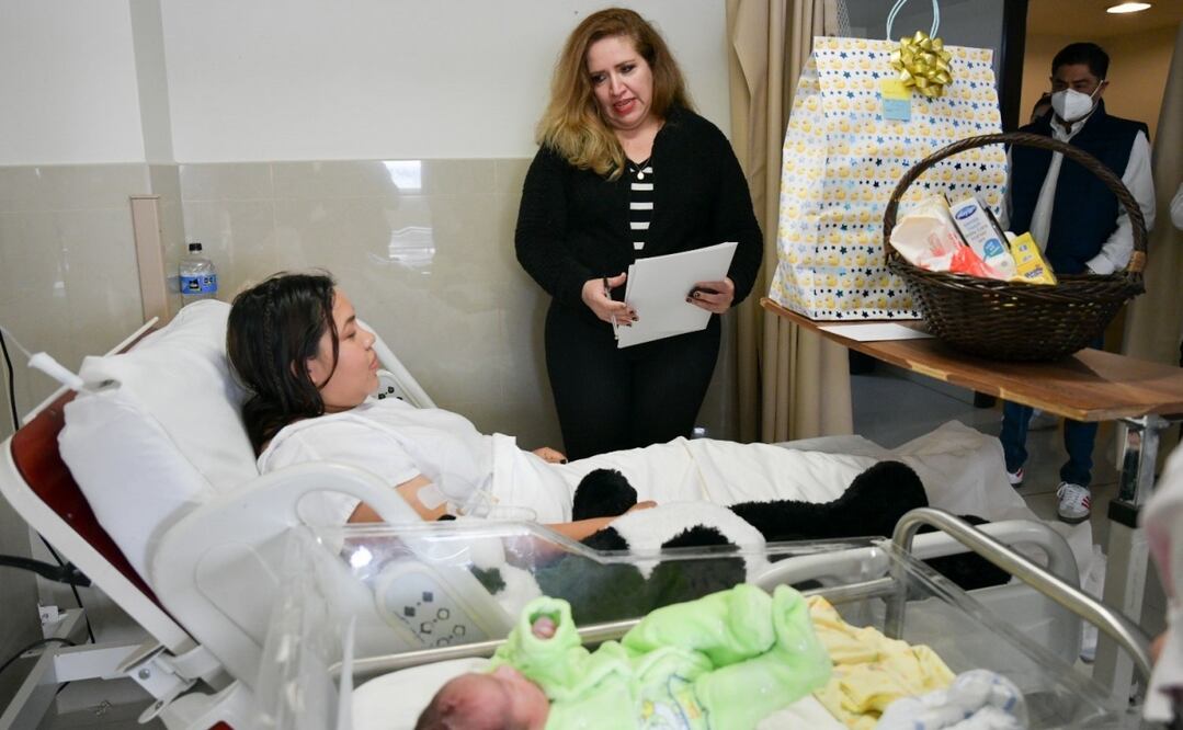 La coordinadora de Licencias entregó a la madre de Josúe los primeros implementos para el cuidado del bebé. Foto: Especial