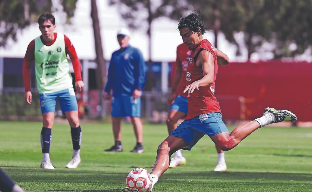 Los futbolistas deben apoyar a su director técnico. Foto: de CLUB GUADALAJARA