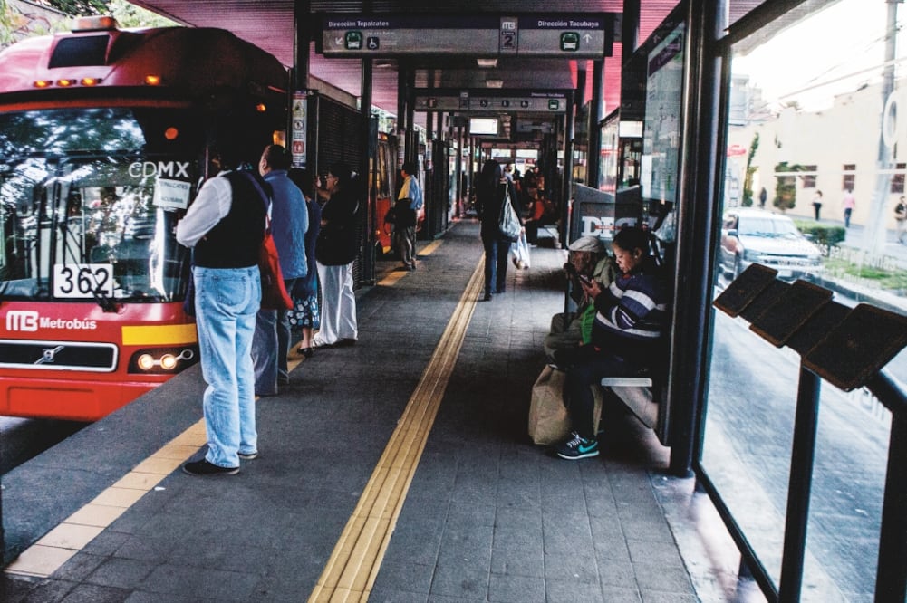 Sólo en algunas estaciones del Metrobús se observó la presencia de policías con chalecos rosas, en otras había un elemento por estación y por la noche la ausencia fue mayor (CRISTOPHER ROGEL. EL UNIVERSAL)