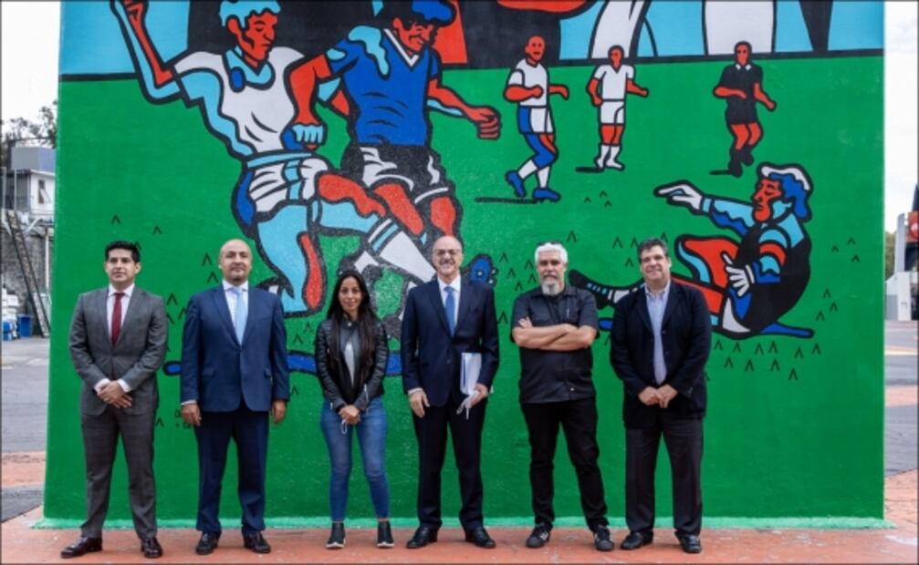 Con un mural en el Estadio Azteca, rinden homenaje a Maradona en México