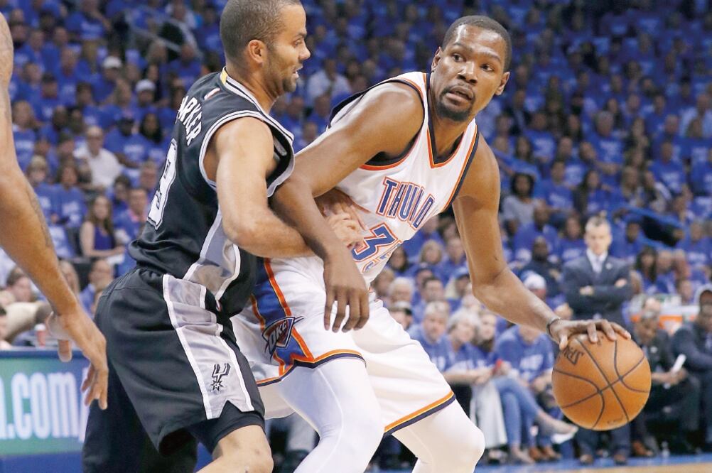 Kevin Durant sigue como el mejor hombre de Oklahoma; anoche aportó 37 unidades (ALONZO ADAMS. AP)