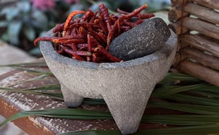 Cómo curar un molcajete antes de usarlo por primera vez