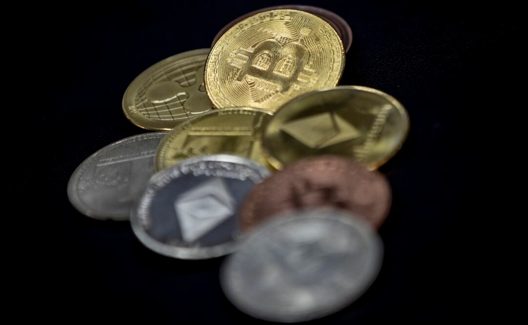Las medallas de Bitcoin están en exhibición en la primera oficina oficial de cambio de Bitcoin en el Gran Bazar en Estambul, Turquía (Foto: EFE)