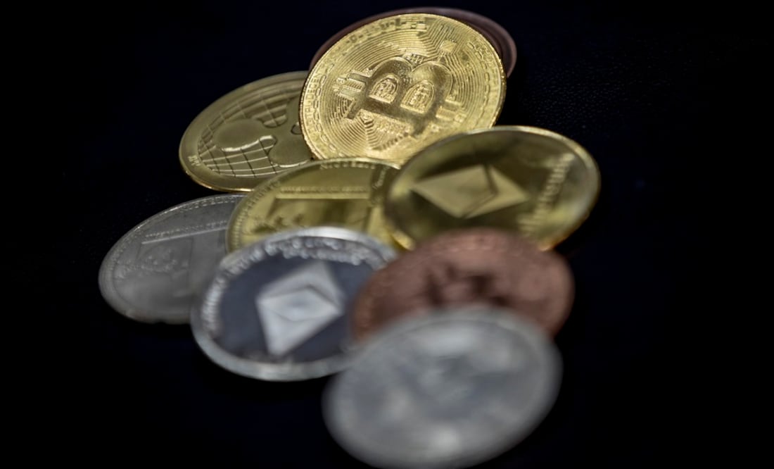 Las medallas de Bitcoin están en exhibición en la primera oficina oficial de cambio de Bitcoin en el Gran Bazar en Estambul, Turquía (Foto: EFE)