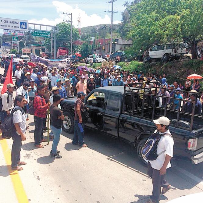 Reclamo. Los manifestantes bloqueron la Autopista del Sol a las 11:00 hrs. ARTURO DE DIOS. EL UNIVERSAL