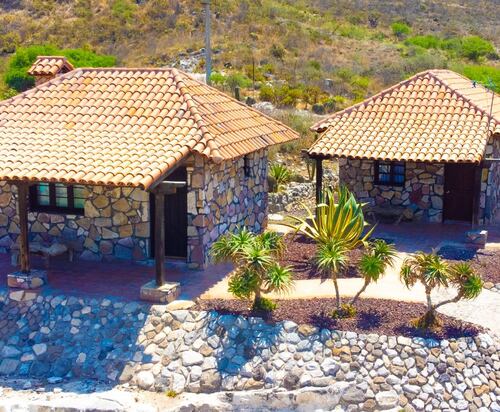 Las Cuevitas cuenta con cabañas para hospedarse en pareja o en familia. Foto: Facebook Las Cuevitas
