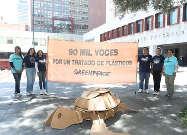 Greenpeace protesta frente a la SRE; entrega 90 mil firmas para incentivar la aprobación del Tratado Global de Plásticos