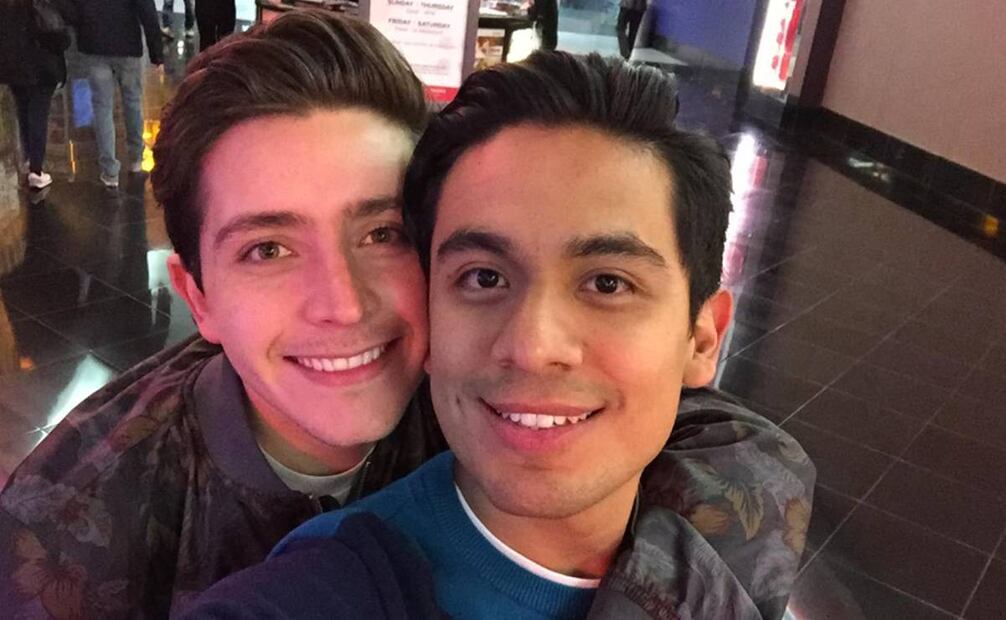 Ricardo Peralta con su novio Charly, con quien acaba de cumplieron 10 años.