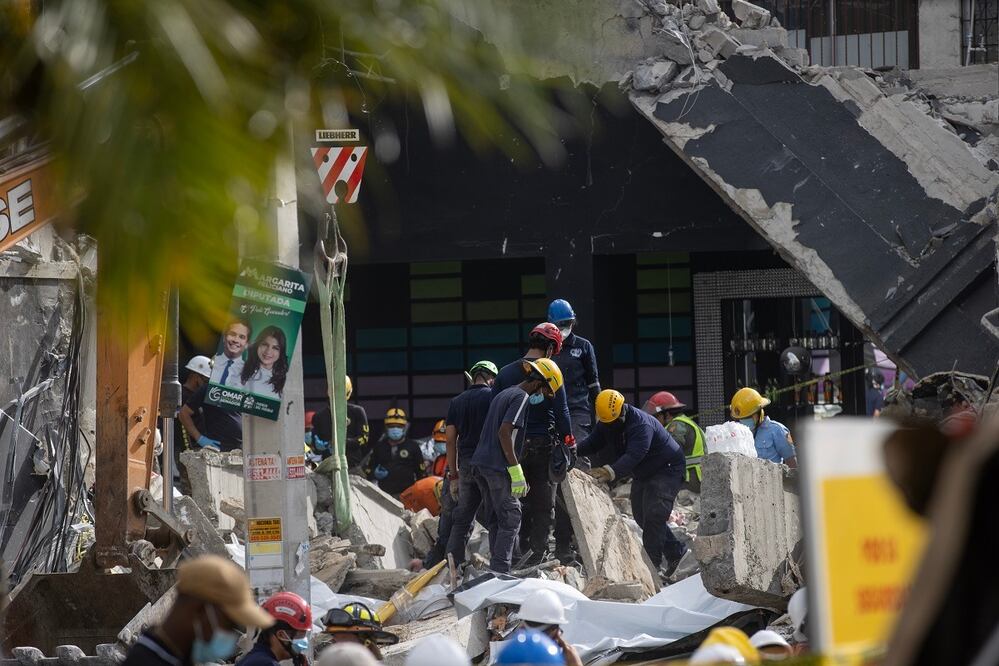 Equipos de rescate trabajan en la búsqueda de víctimas al interior de la discoteca Jet Set, en Santo Domingo, que se derrumbó la madrugada del martes. FOTO: ORLANDO BARRÍA. EFE