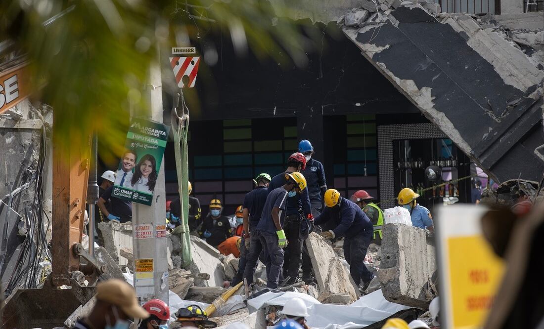 Equipos de rescate trabajan en la búsqueda de víctimas al interior de la discoteca Jet Set, en Santo Domingo, que se derrumbó la madrugada del martes. FOTO: ORLANDO BARRÍA. EFE