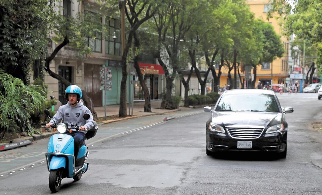 La temporada de lluvias y el intenso tráfico en las calles agravan el deterioro del pavimento. En algunas partes se colocaron parches que se desprendieron. VALENTE ROSAS. EL UNIVERSAL