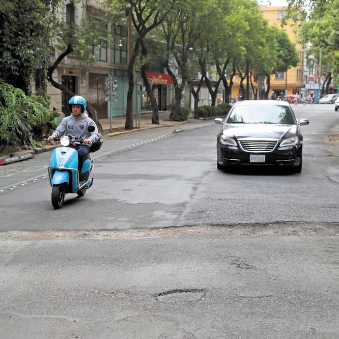 La temporada de lluvias y el intenso tráfico en las calles agravan el deterioro del pavimento. En algunas partes se colocaron parches que se desprendieron. VALENTE ROSAS. EL UNIVERSAL