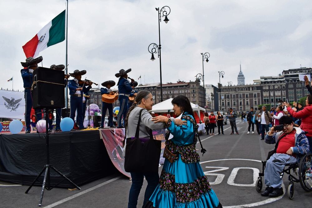 Por la mañana de ayer, seguidores del presidente Andrés Manuel López Obrador se reunieron frente a Palacio Nacional para festejar el cumpleaños 70 del Ejecutivo. Foto: Abril Angulo / EL UNIVERSAL