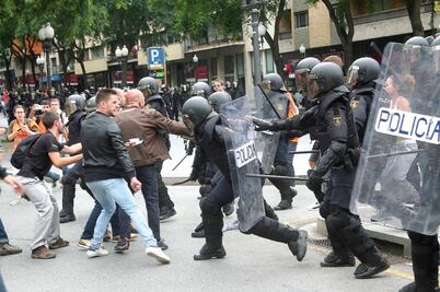 Vota Cataluña ‘sí’ entre represión e irregularidades