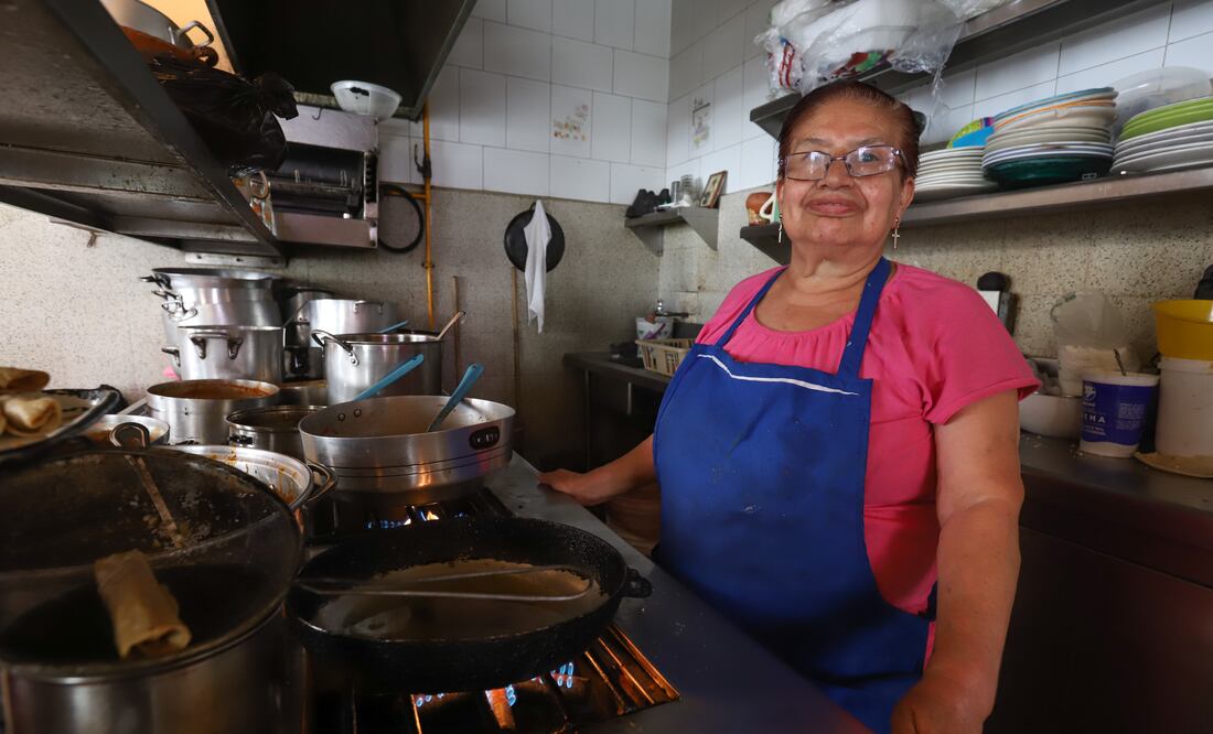 Doña Irma, 40 años de experiencia creando menús de comida corrida en el mercado 2 de abril.