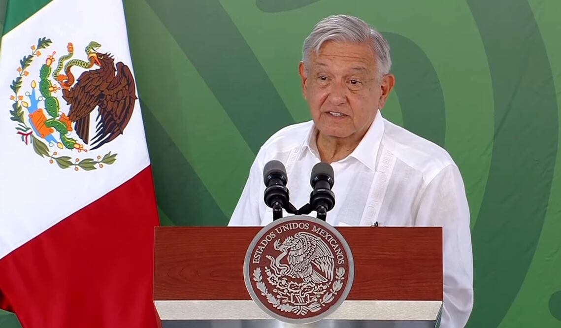 El presidente Andrés Manuel López Obrador criticó que el PAN votó en contra de que en la Ciudad de México se elevara a rango constitucional la entrega de becas para estudiantes. Foto: especial