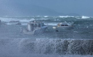 Olas gigantes azotan Nueva Zelanda; autoridades desalojan a cientos de habitantes