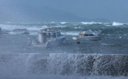 Olas gigantes azotan Nueva Zelanda; autoridades desalojan a cientos de habitantes