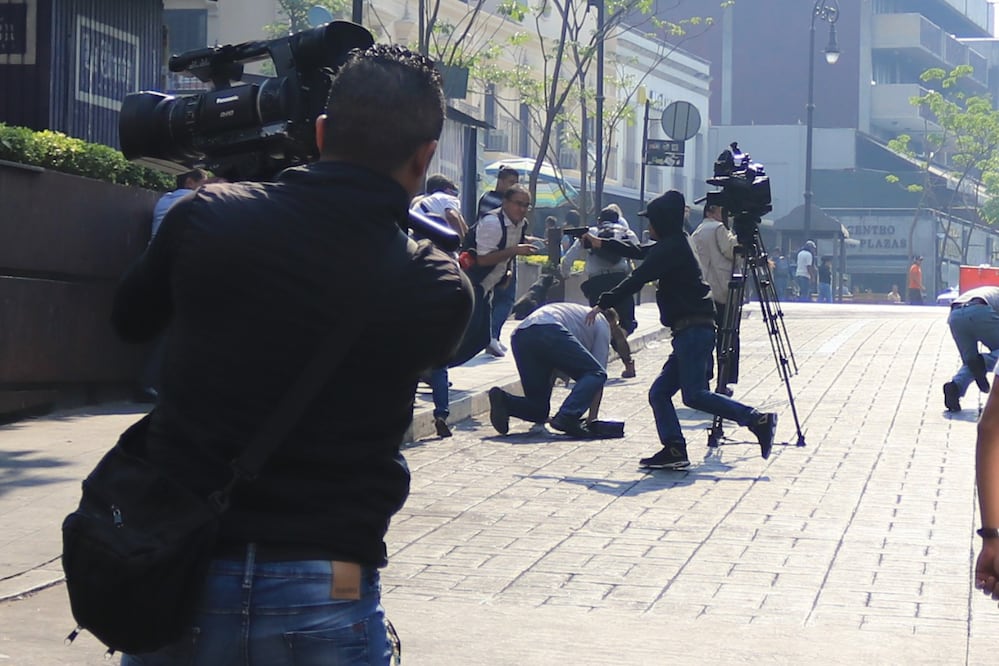 Momento en que el atacante dispara contra comerciantes en Cuernavaca (MARGARITO PÉREZ RETANA. CUARTOSCURO)