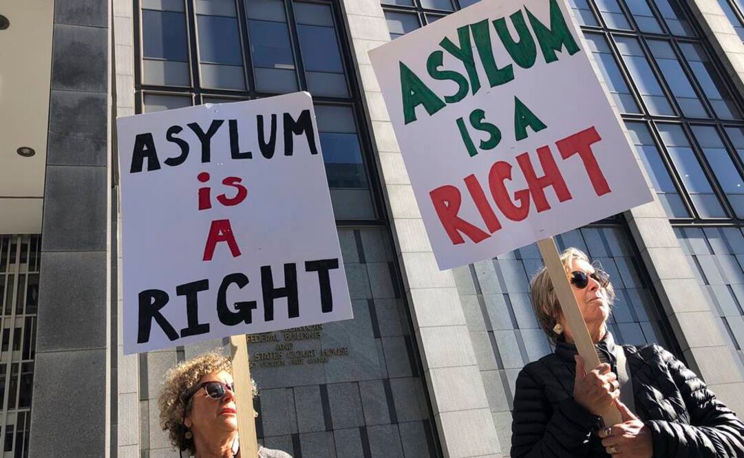 Protestas contra la medida para solicitantes de asilo anunciada por el gobierno de EU (Foto: AP)