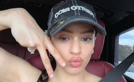 Rosalía se ve espectacular con minivestido de cuadros rojos