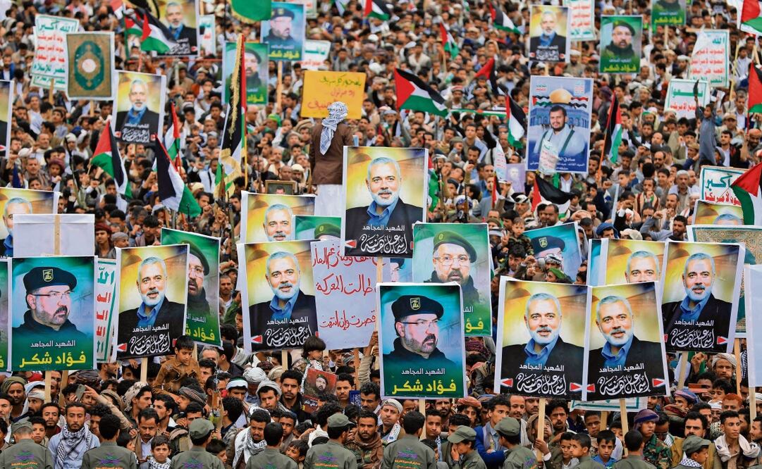 Yemeníes ondean banderas y levantan pancartas, en Saná, del alto comandante de Hezbolá, Fuad Shukr, asesinado en un ataque israelí. Foto: Abdallah ADEL / AFP