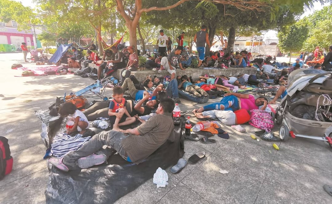 Los migrantes fueron apoyados con agua y alimentos por los comerciantes del mercado la Capital del Mango. Foto: Roselia Chaca. EL UNIVERSAL