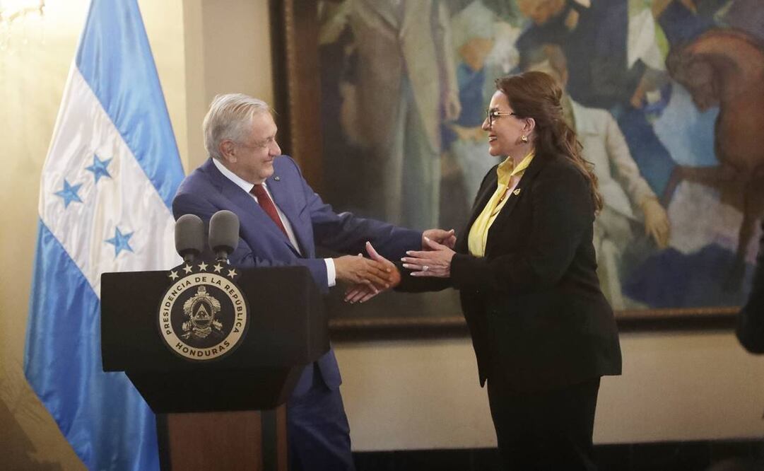 El presidente de México, Andrés Manuel López Obrador, junto a la presidenta de Honduras, Xiomara Castro. Foto: Gustavo Amador/EFE